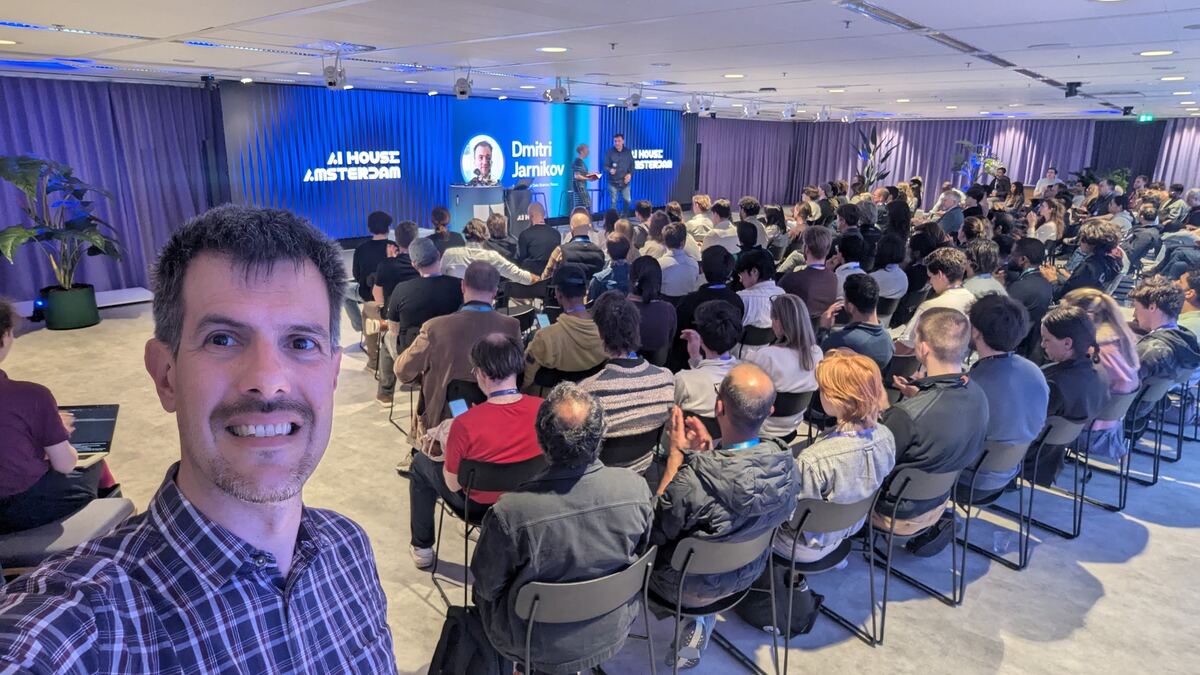 Packed room at AI House Amsterdam with Dmitri Jarnikov on stage