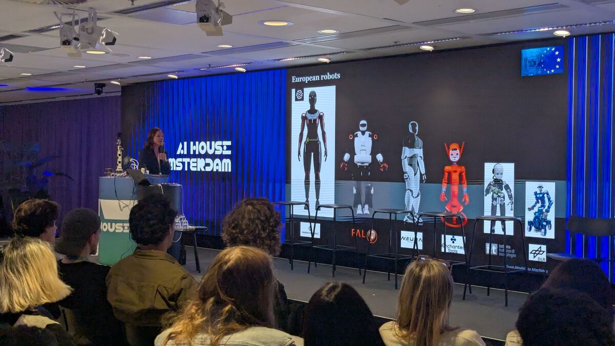 Emanuela Girardi presenting European robots landscape