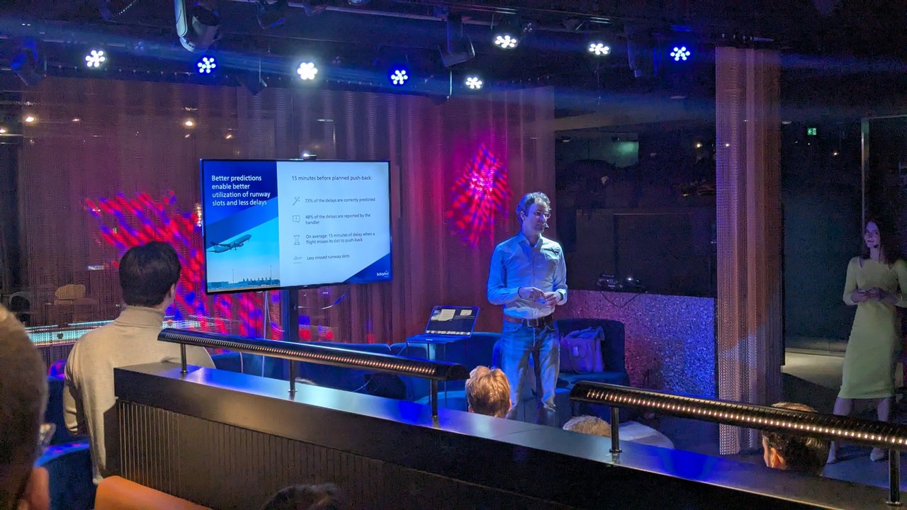 Better predictions slide at AI Salon Amsterdam: 15 minutes before planned push-back, 73% of delays correctly predicted and 48% reported by the handler