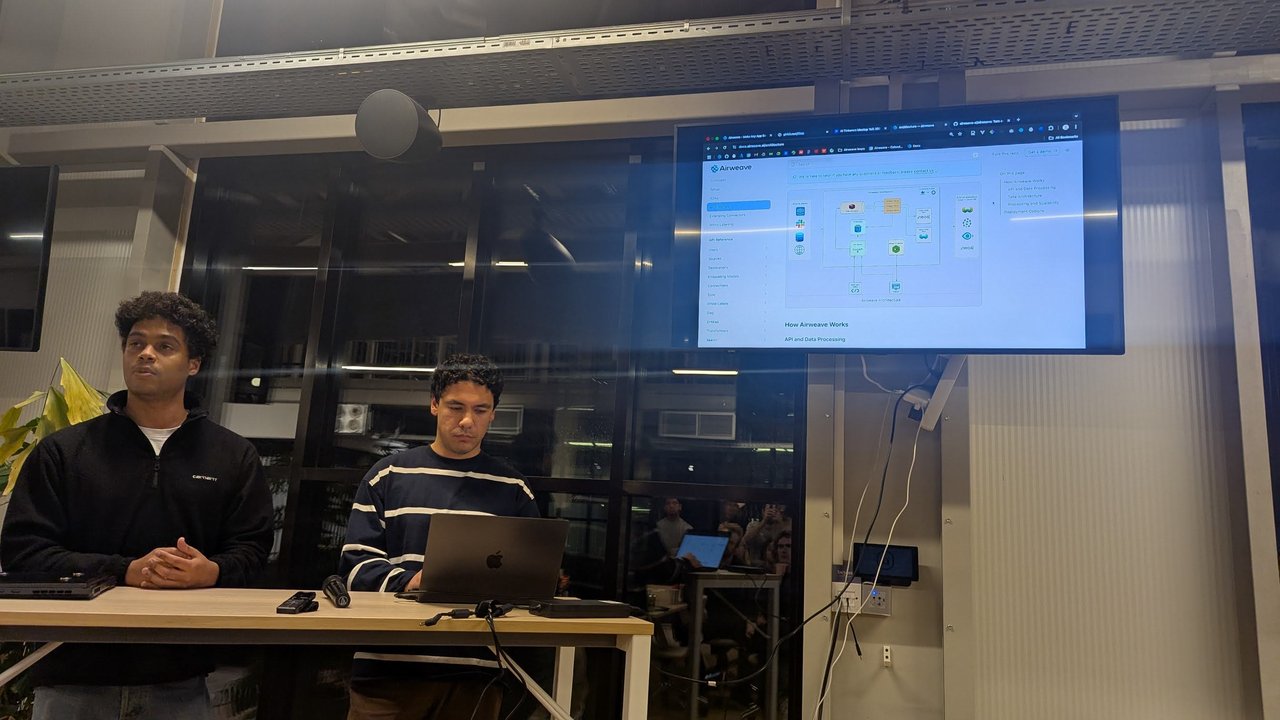 The Airweave architecture page showing sources, a FastAPI backend and graph and vector database destinations