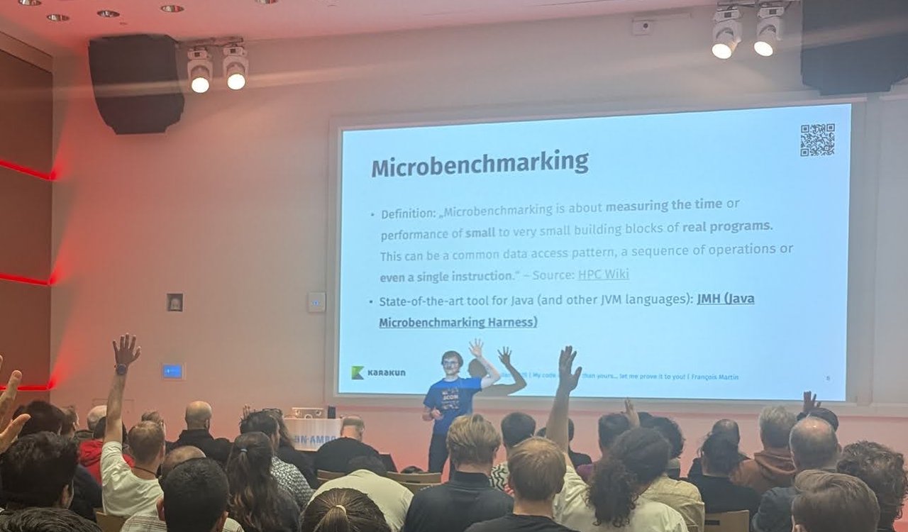 François Martin in front of the Microbenchmarking slide with the HPC Wiki definition and JMH as the state-of-the-art tool for Java, while several people in the audience raise their hands