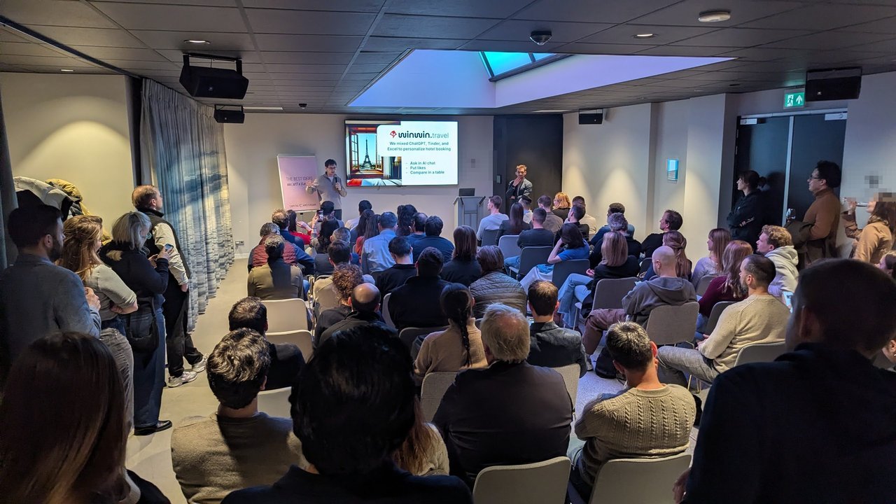 A speaker pitching winwin.travel to a full room at Capital C in Amsterdam, with a slide about personalised hotel booking