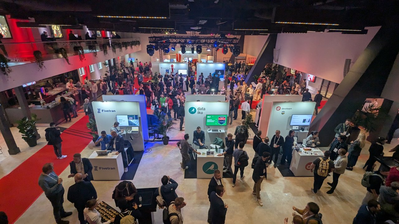 The expo floor seen from above, with Fivetran and Dataiku stands and attendees walking between them