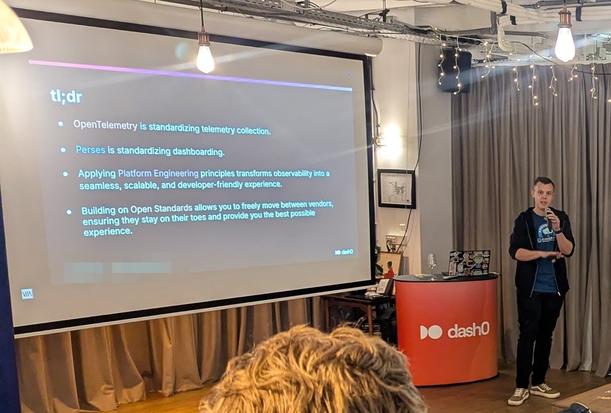 Kasper Borg Nissen presenting next to his tl;dr slide: OpenTelemetry is standardizing telemetry collection, Perses is standardizing dashboarding, platform engineering principles, and building on open standards to move between vendors