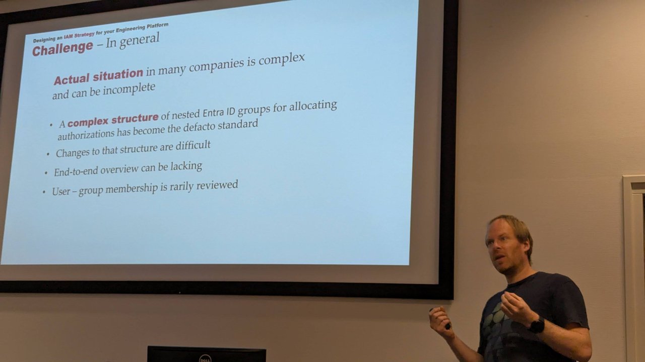 Slide at BitBash 2025: the actual situation in many companies is complex, with nested Entra ID groups as the de facto standard, difficult changes, no end-to-end overview and rarely reviewed membership