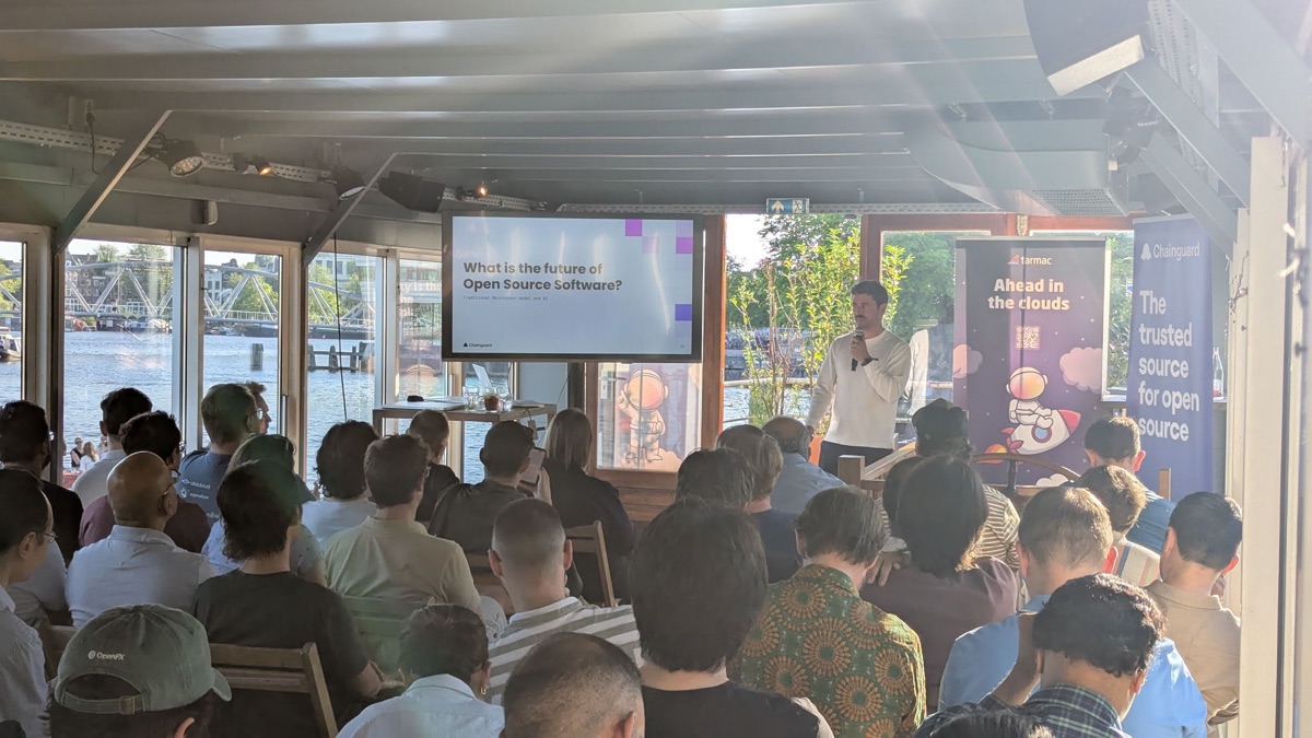 Django Beek from Chainguard presenting on the future of open source software and AI at Platform Engineering Amsterdam