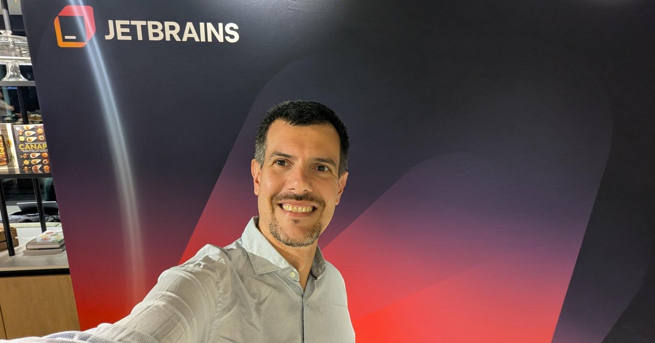 Selfie in front of the JetBrains wall before the November 2025 Platform Engineering Amsterdam meetup