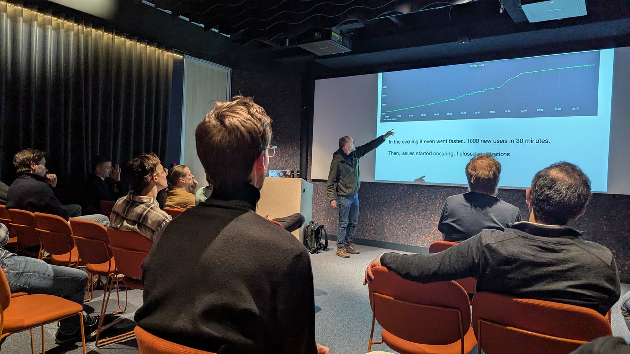 Ruud Schilders pointing at a server users graph: 1000 new users in 30 minutes, then issues started and registrations closed