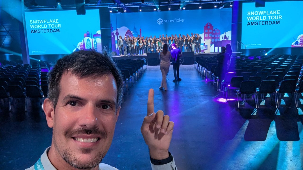 Luca Berton in the emptied main hall at Snowflake World Tour Amsterdam 2024, with a group photo being taken on stage behind him