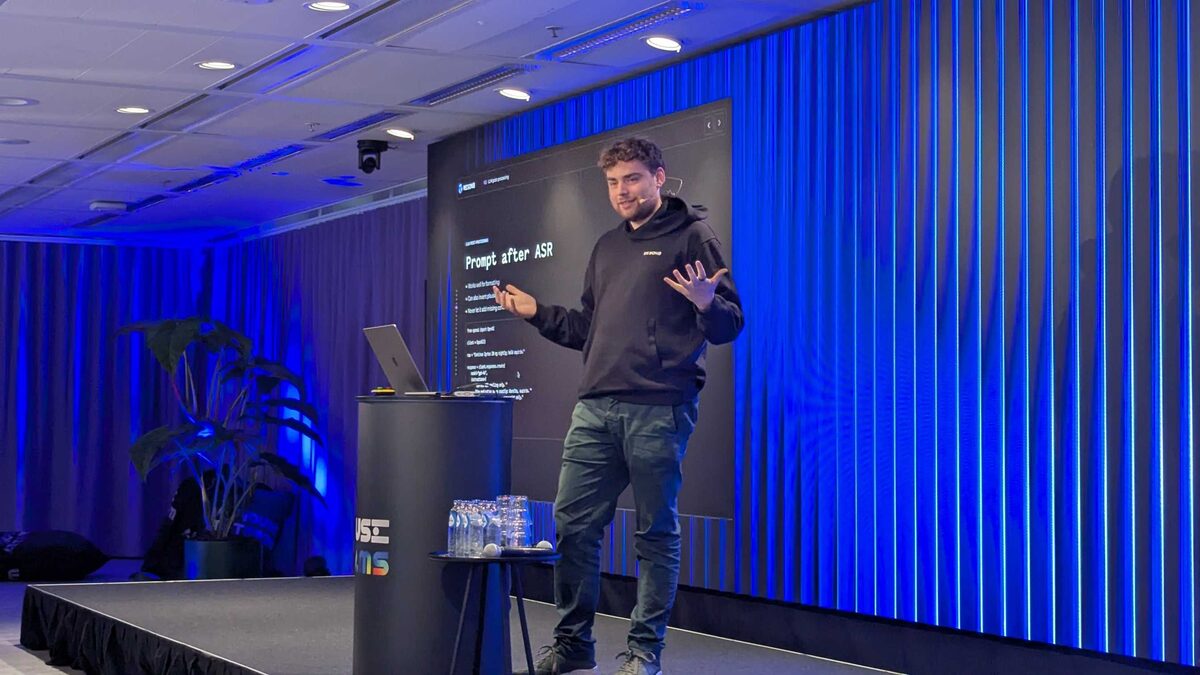 Thomas presenting the LLM post-processing approach on stage