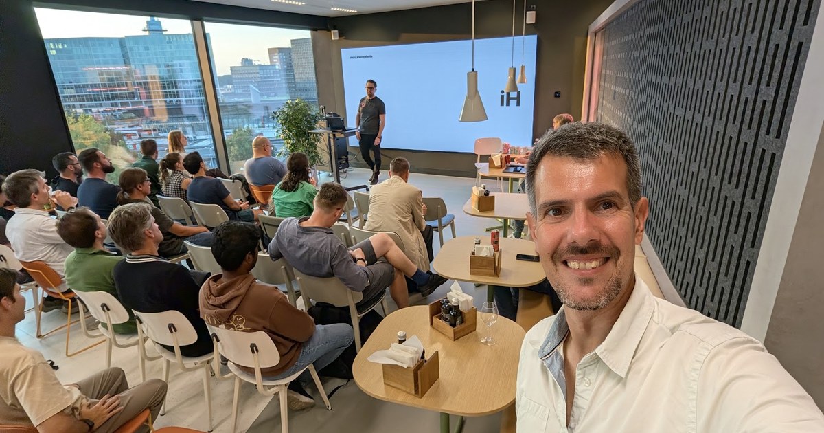 Mohammed Nafees presenting on missing memory in Go at the Go Amsterdam meetup, JetBrains office