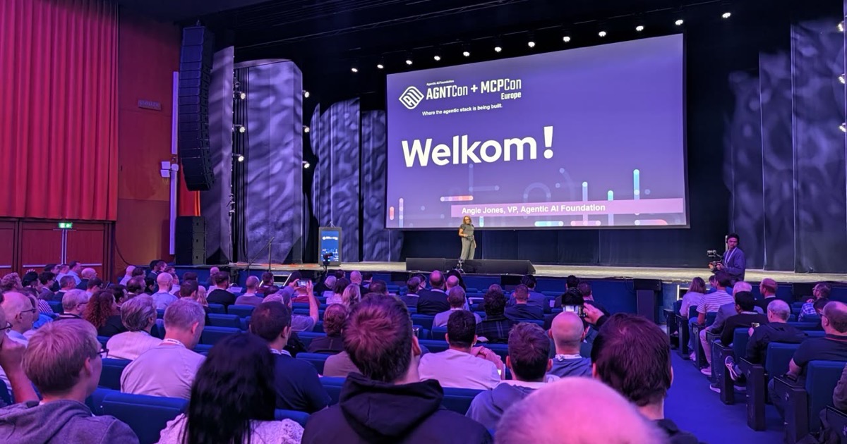 The keynote hall at AGNTCon + MCPCon Europe 2026 in Amsterdam, the audience seated as the opening slide reads Welkom